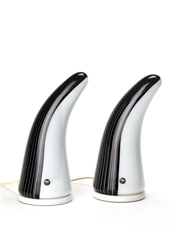 Res Coppia di lampade da tavolo. Murano, anni '70. Vetro incamiciato lattimo e n