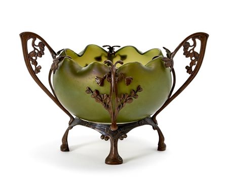 Loetz Coppa centrotavola in vetro verde con montatura in rame lavorato a motivi