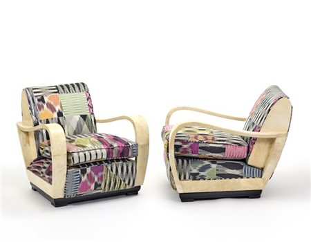 Coppia di poltrone con base in legno, rivestimento della struttura in pergamena