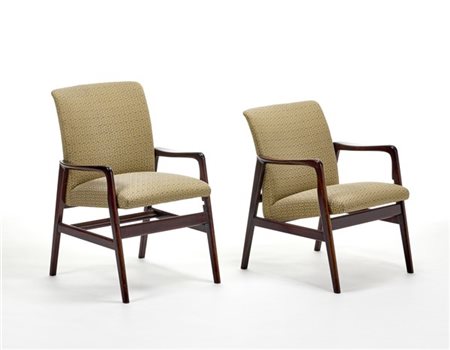 Coppia di poltroncine con struttura in legno massello, seduta e schienale rives