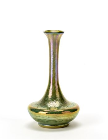 Loetz Vaso a collo stretto in vetro soffiato verde fortemente iridescente e deco
