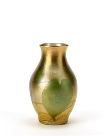 Tiffany Vaso a balaustro in vetro “Favrile” decorato con motivo a foglie e racem