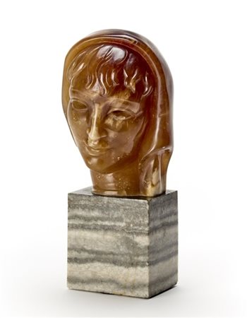 Scultura in alabastro raffigurante un volto e poggiante su plinto in marmo. Italia, anni '20. (h tot cm 33,5) (lievi difetti)