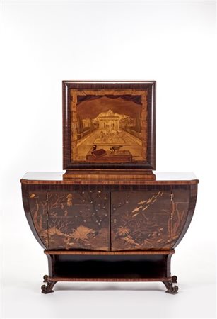 Mobile-bar di gusto barocchetto con struttura in legno. Alzata parallelepipeda