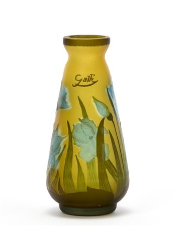 Vaso in vetro a cammeo inciso all'acido nei toni dell'ambra e decorato con motivo floreale nei toni dell'azzurro. 