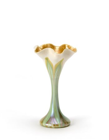 Quezal Vaso con corpo a forma di fiore bulbiforme, in pasta vitrea bianca e gial