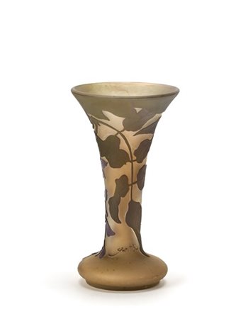 Gallé Vaso a orlo e base allargati in vetro a cammeo profondamente inciso all’ac