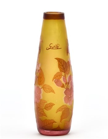 Vaso in vetro a cammeo inciso all'acido nei toni dell'ambra e decorato con motivo floreale nei toni del rosso e del rosa. 