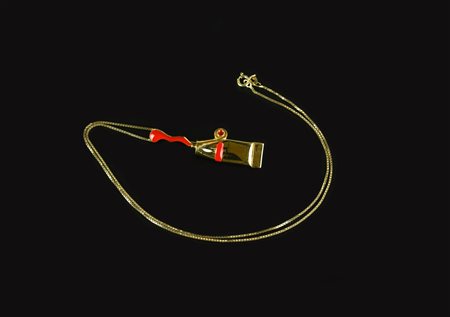 Arman (1928 - 2005) SPILLA CIONDOLO. TUBETTO in oro giallo 18 kt e smalto...