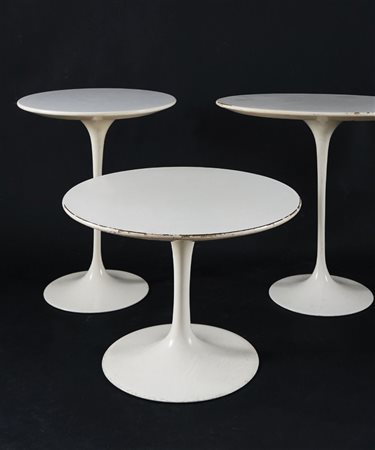 Tre tavolinetti dei quali due Knoll con piano laccato bianco e sostegno in...