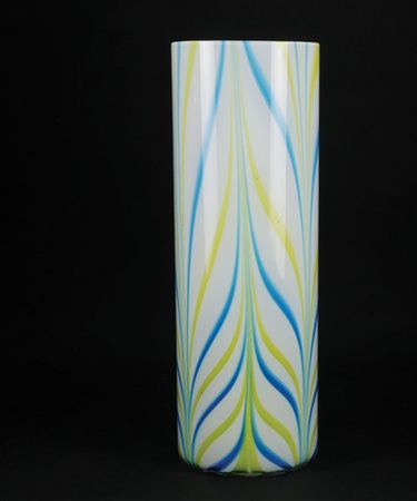 Vaso cilindrico in cristallo bianco, giallo e azzurro. Francia, Saint Louis,...