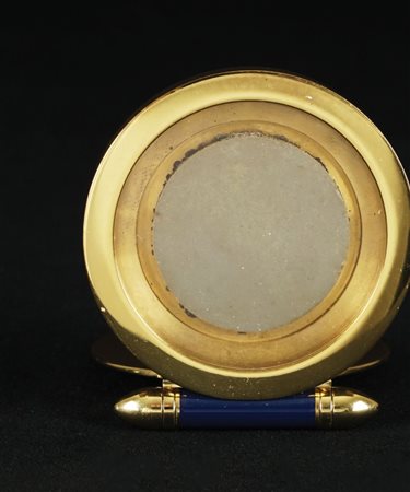 Cartier cornice portafoto da viaggio di forma circolare in metallo dorato....