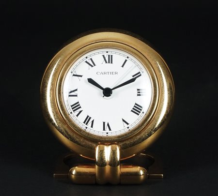 Cartier pendulette in metallo placcato in oro con quadrante circolare. Paris,...