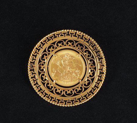 Spilla di forma circolare in oro giallo 18kt. con una sterlina inglese del...