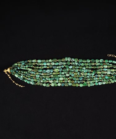 Antica collana con 9 fili di turchesi montati in oro giallo, l. cm. 62