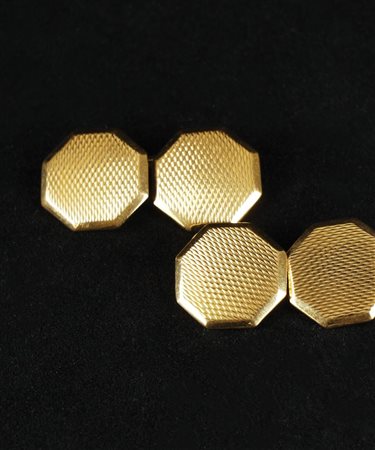 Gemelli di forma ottagonale in oro giallo 18kt. guilloché, peso complessivo...