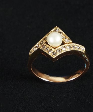 Anello in oro giallo 18kt. con piccoli brillanti e perla centrale. Art Déco,...