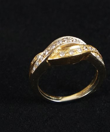 Anello in oro giallo e bianco 18kt. a intreccio con piccoli brillanti, peso...