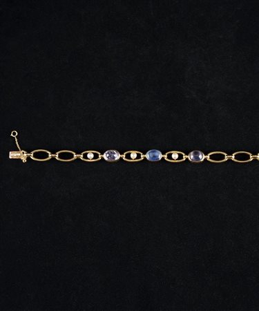 Bracciale in oro giallo 18kt. con tormaline cabochon e perline, l. cm. 19,...