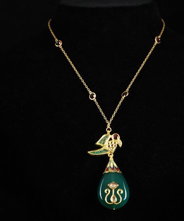 Pendente in oro giallo e smalti a forma di pappagallo decorato con smeraldi...