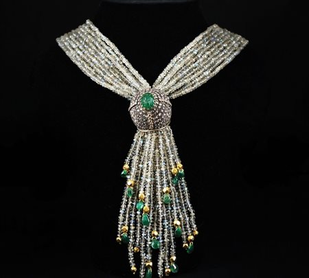 Collana con centrale in oro e argento a cupola, tempestato di diamanti con al...