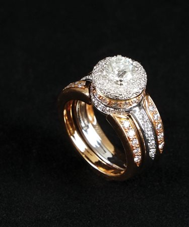 Anello in oro giallo e bianco 18kt. caratterizzato da centrale di diamante...