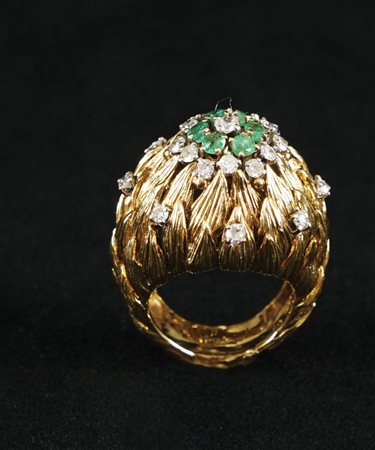 Anello a cupola in oro giallo 18kt. cesellato a foglie con brillanti e...