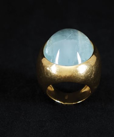 Anello in oro giallo 18kt. con grande acquamarina cabochon, peso gr. 32,...