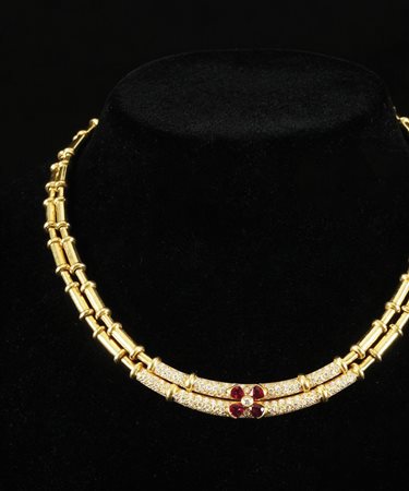 Collier in oro giallo 18kt. a doppia fila di elementi tubolari: al centro una...