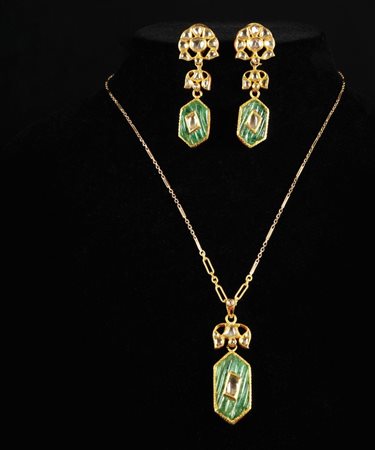 Pendente in stile Mogul in oro giallo con smeraldi incisi e diamanti; retro...