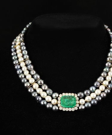 Collana composta da tre fili di perle grigie (due fili di perle più scure ed...