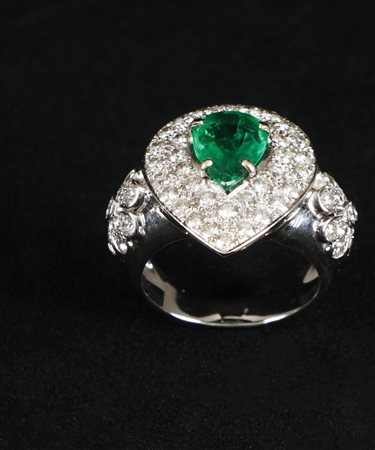 Anello in oro bianco 18kt. con centrale a goccia impreziosito da uno smeraldo...