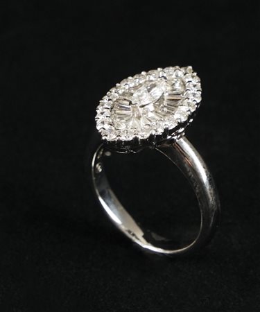 Anello in oro bianco 18kt. con diamanti taglio marquise, baguette e brillante...