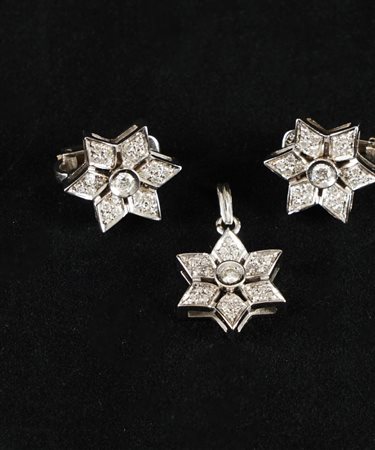 Coppia di orecchini e pendente in platino a forma di stella con brillanti per...
