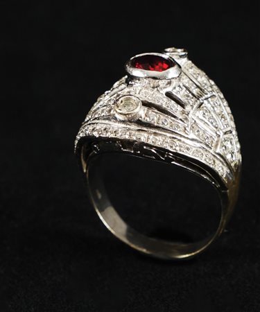 Anello in oro bianco 18 kt. con brillanti e rubino cabochon, peso gr. 14,...
