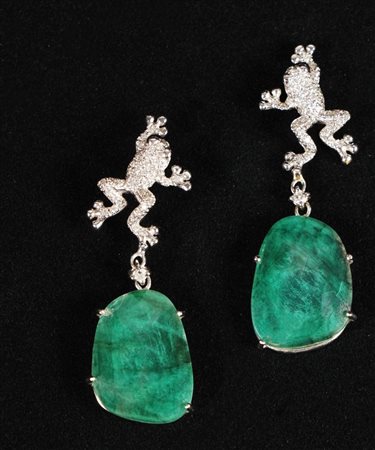 Coppia di orecchini in oro bianco 18kt. cesellati a rana guarnita di...