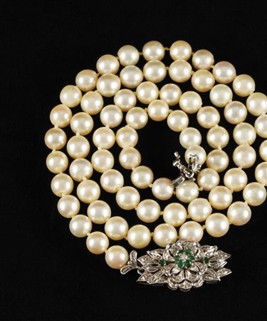 Collana di perle da mm. 6 con chiusura in oro bianco 18kt. e smeraldi, l. cm. 55