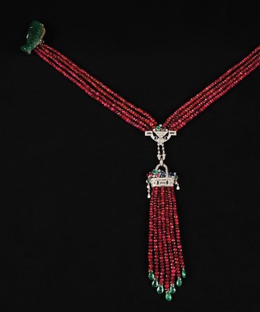 Collana in oro bianco, zaffiri, smeraldi, rubini e brillanti a forma di vaso...