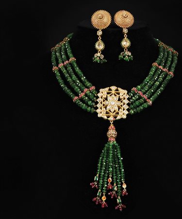 Collana composta da fili di tormaline verdi intervallate da rondelle in oro e...