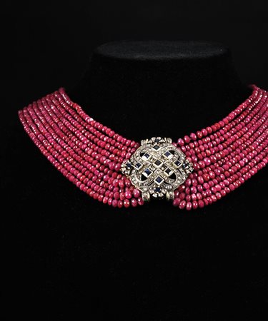 Collana composta da dieci fili di perle di rubino con al centro borchia in...