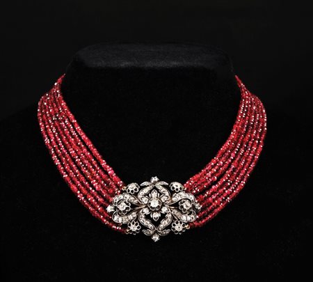 Collana composta da sette fili di rubini spinelli con borchia centrale dorata...