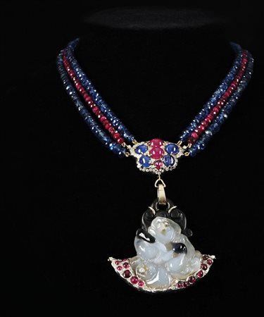 Collana con borchia in oro bianco con rubini, zaffiri cabochon e brillanti da...