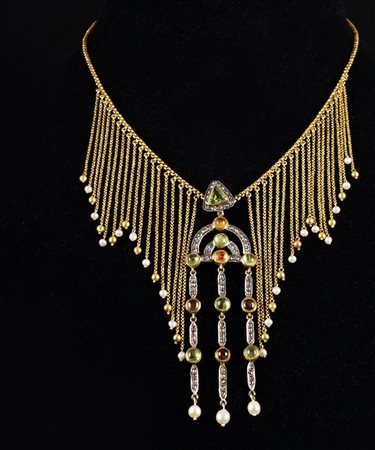 Pendente in argento dorato decorato da diamanti e tormaline cabochon sorretto...