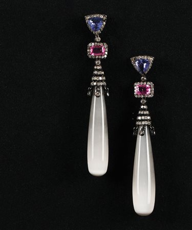 Orecchini pendenti in oro bianco 18kt. con acquemarine triangolari, zaffiri...