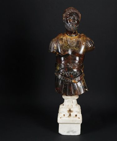 Scultura in ambra raffigurante il torso di un imperatore romano; base in...