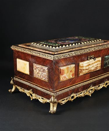 Cofanetto di forma parallelepipeda impiallacciato in palissandro, finemente e...