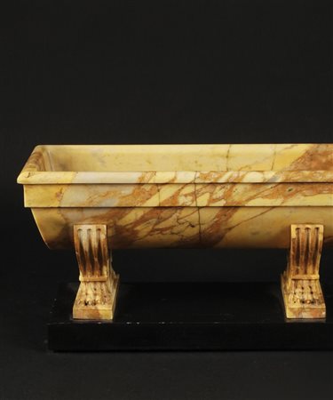 Alzata in marmo giallo antico scolpita in forma di vasca rettangolare;...