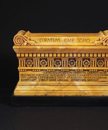 Scatola con coperchio in giallo antico scolpita a raffigurare il Sepolcro...