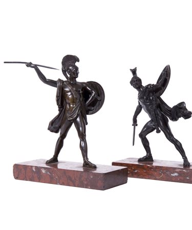 Coppia di sculture in bronzo patinato finemente cesellate a raffigurare...