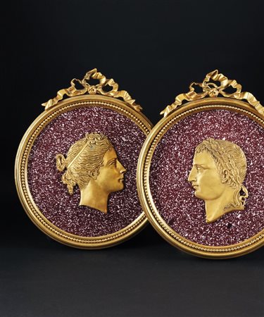 Coppia di medaglioni di forma circolare in porfido centrati rispettivamente...